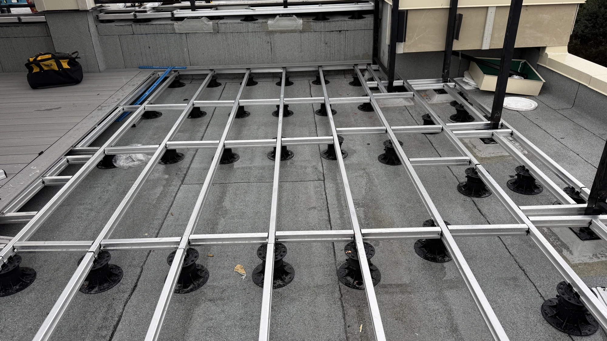 Aluminum joists and adjustable pedestals during NeoLine’s NOMA rooftop installation