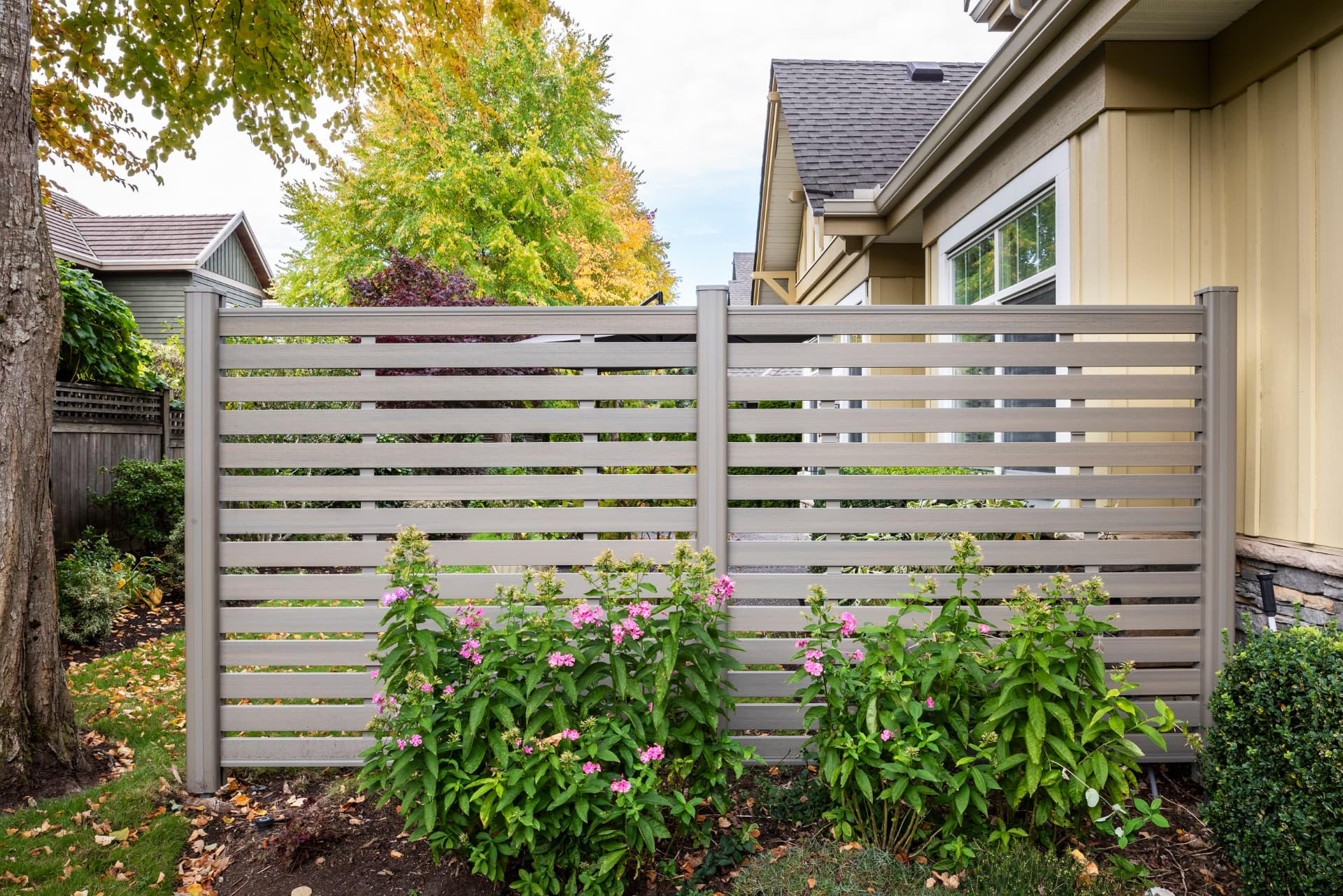 Meridian Pointe project with NeoLine composite fencing